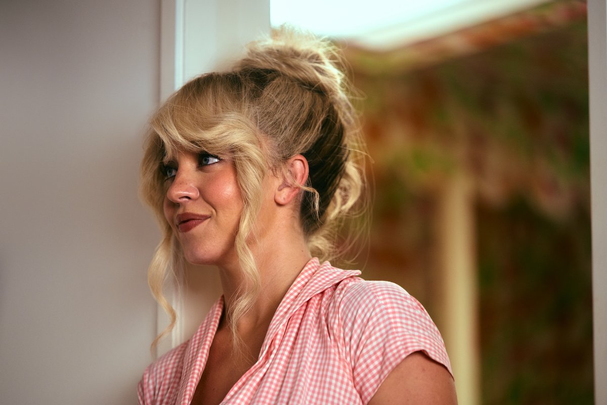 VanityFair's tweet photo. Sydney Sweeney on 'Euphoria' scenes that didn’t make the final cut: 

"There were some really fun scenes...when Cassie goes to the strip club with Maddie and they’re doing the photoshoots. Cassie starts to see the girls on stage and she gets really excited. She’s like, 'Wow, these girls are beautiful. I could do this.' She gets wasted and she goes up on the stage, she gets all dressed up and Cassie pole dances. I did lessons for pole dancing, and it was so much fun. Imagine crazy Cassie on a pole, which was hilarious" 

https://t.co/ObHBB3jPS6