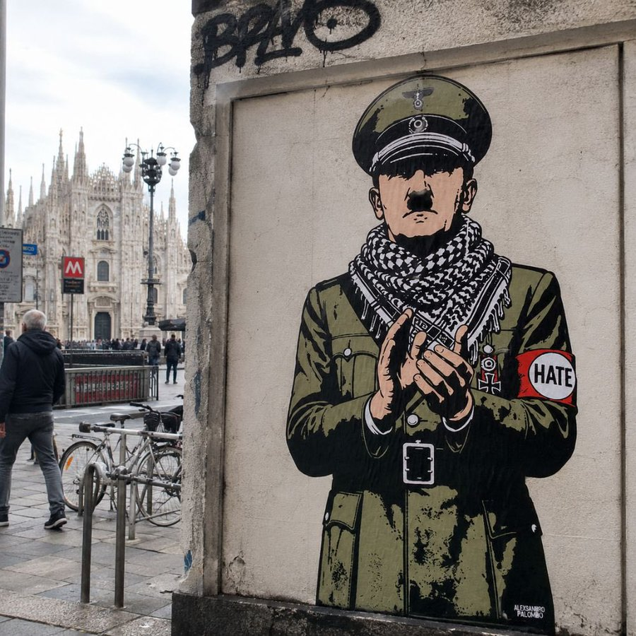 freire_roberto's tweet photo. Sigo o Jean Quatremer, jornalista correspondante de  do jornal Libération para a União Europeia, um francês de esquerda socialdemocrata, pan europeu e defensor do federalismo na União Européia.
 Uma personalidade que não tem receio da polêmica ideológica algo tão necessário para enfrentar a crise política e de ideias das esquerdas mundo afora. 
Este X é uma denúncia do antissemitismo que recrudesce na Europa e no mundo e que o mural nele contido do artista italiano AleXsandro Palombo (também conhecido como @PalomboArtist ) um  ativista  contemporâneo conhecido por sua arte de rua subversiva representando Hitler usando um keffieh e uma braçadeira "hate". 
Este mural gerou uma intensa polêmica na redação da revista Liberácion e entre o jornalista e a esquerda radical francesa.