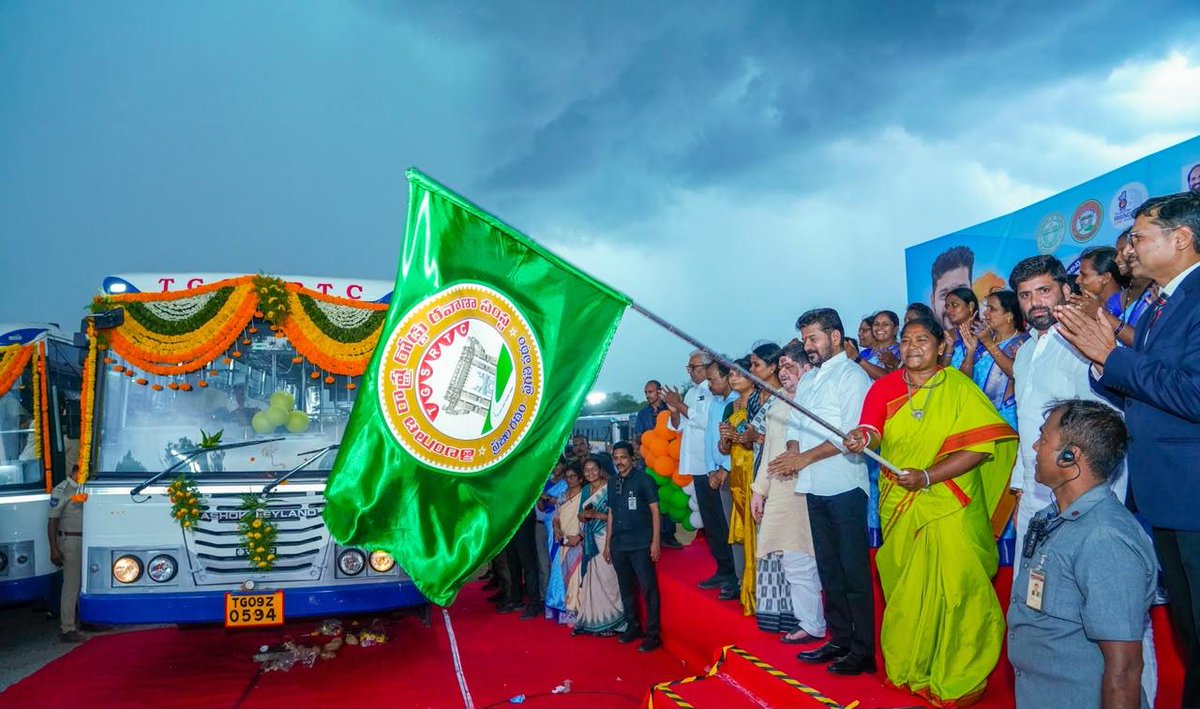 revanth_anumula's tweet photo. కోటి మంది ఆడబిడ్డలను కోటీశ్వరులను చేయాలన్న సంకల్పంలో భాగంగా వాళ్లను పారిశ్రామిక, వ్యాపారవేత్తలుగా తీర్చిదిద్దే గొప్ప కార్యక్రమాన్ని రెండున్నరేళ్లుగా ప్రజా ప్రభుత్వం ఒక యజ్ఞం లాగా నిర్వహిస్తోంది. 

ఆ క్రమంలో ఈ రోజు పెరేడ్ గ్రౌండ్ లో ఏర్పాటు చేసిన కార్యక్రమంలో మండల మహిళా సమాఖ్యల(MMS) ఆధ్వర్యంలో నిర్వహించే 553 బస్సులను ‌ జెండా ఊపి ప్రారంభించాను.

ఈ కార్యక్రమంలో మంత్రులు శ్రీమతి సీతక్క, శ్రీ పొన్నం ప్రభాకర్, ఎంపీ శ్రీ అనిల్ కుమార్ యాదవ్, ఇతర ప్రజా ప్రతినిధులు పాల్గొన్నారు.

#MahilaShakti #WomenEmpowerment #WomenEntrepreneurs #SHGWomen #MahalakshmiScheme #PrajaPalana #TelanganaProgress