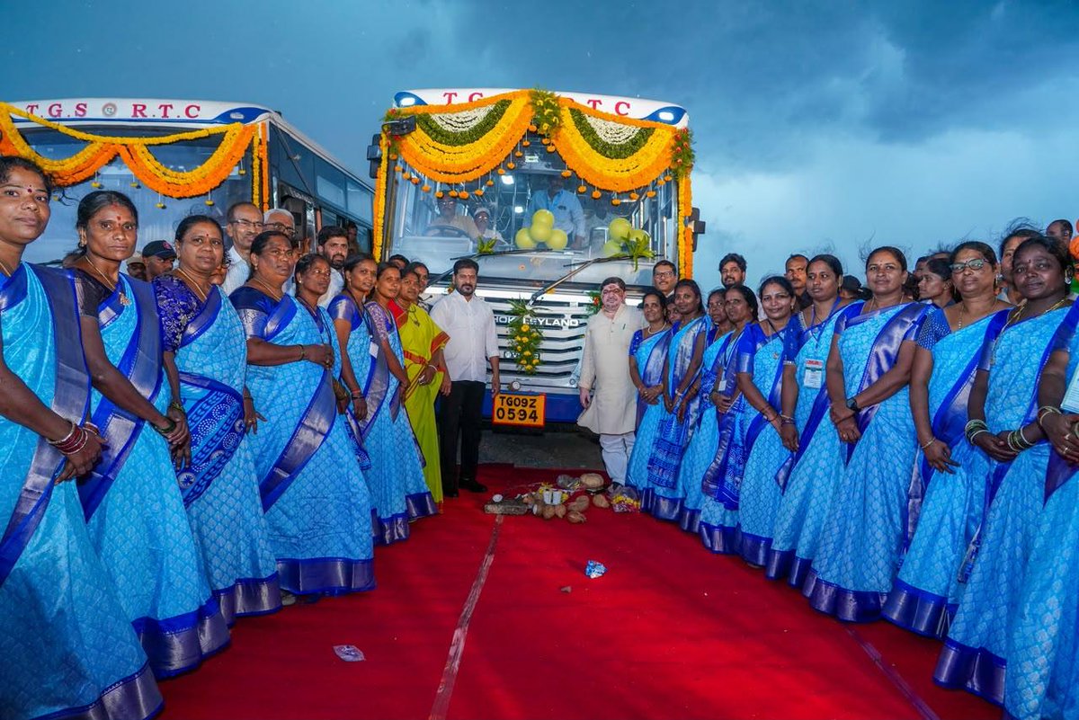 revanth_anumula's tweet photo. కోటి మంది ఆడబిడ్డలను కోటీశ్వరులను చేయాలన్న సంకల్పంలో భాగంగా వాళ్లను పారిశ్రామిక, వ్యాపారవేత్తలుగా తీర్చిదిద్దే గొప్ప కార్యక్రమాన్ని రెండున్నరేళ్లుగా ప్రజా ప్రభుత్వం ఒక యజ్ఞం లాగా నిర్వహిస్తోంది. 

ఆ క్రమంలో ఈ రోజు పెరేడ్ గ్రౌండ్ లో ఏర్పాటు చేసిన కార్యక్రమంలో మండల మహిళా సమాఖ్యల(MMS) ఆధ్వర్యంలో నిర్వహించే 553 బస్సులను ‌ జెండా ఊపి ప్రారంభించాను.

ఈ కార్యక్రమంలో మంత్రులు శ్రీమతి సీతక్క, శ్రీ పొన్నం ప్రభాకర్, ఎంపీ శ్రీ అనిల్ కుమార్ యాదవ్, ఇతర ప్రజా ప్రతినిధులు పాల్గొన్నారు.

#MahilaShakti #WomenEmpowerment #WomenEntrepreneurs #SHGWomen #MahalakshmiScheme #PrajaPalana #TelanganaProgress