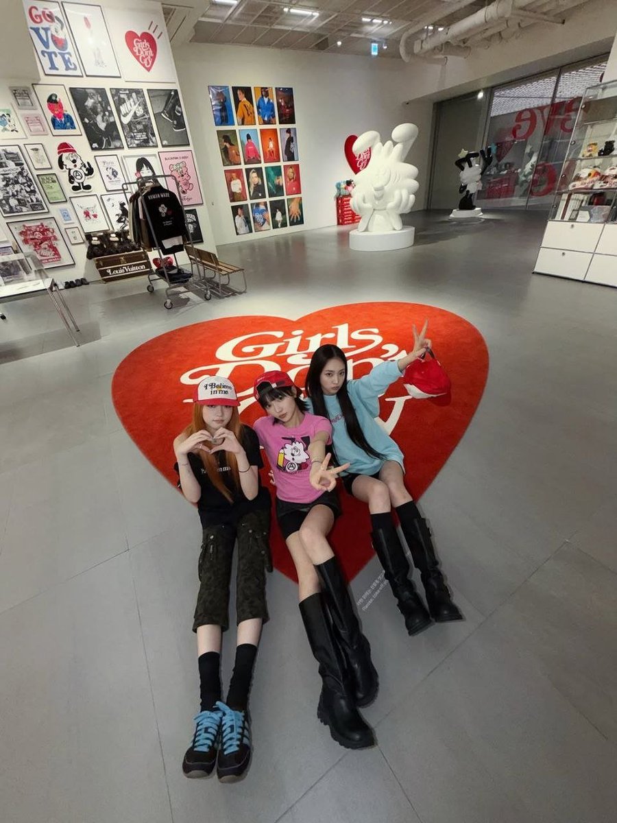 leexsol's tweet photo. ㅤㅤ
ㅤㅤ(´｡• ᵕ •ᵜ•｡`) ♡ ୭‌ ·˚
Just saw the cutest things and my heart melted instantly~ Thank you so much for this beautiful “Believe in Me” exhibition, it was truly magical. I want to go back again and soak in all the lovely feelings once more ♡ https://t.co/MiuMFMiAre