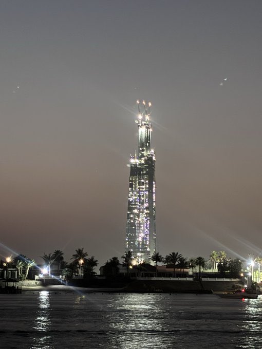 first_1ine's tweet photo. 🏗️ برج جدة ليلاً . https://t.co/7HeWI94L3X