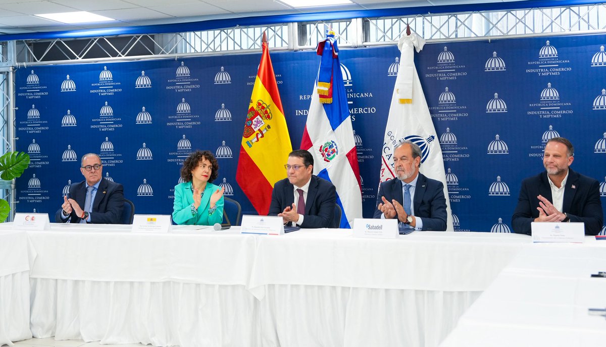 SanzLovaton's tweet photo. Agradecemos al @BancoSabadell, representado por Maurici Lladó Vil, Director General Adjunto; a la @EmbajadaESPenRD, representada por la embajadora Lorea Arribalzaga Ceballos, y a todos los actores que hacen posible esta visión compartida de progreso y prosperidad. https://t.co/ToIjoIqXIs