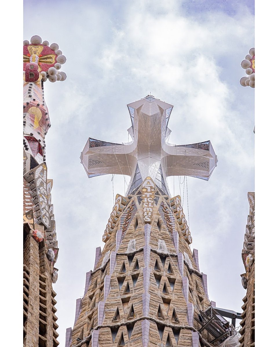 KyonyxPhoto's tweet photo. Barcelone : la Sagrada Família, un siècle de verticalité et de transition  

----
Reportage 📷  sur mon site
https://t.co/gyEQ0CvK6A
et diffusé à l'international par Hans Lucas 
----

#sagradafamilia #gaudi #barcelone #barcelona #hanslucas https://t.co/LCAJybWRuL