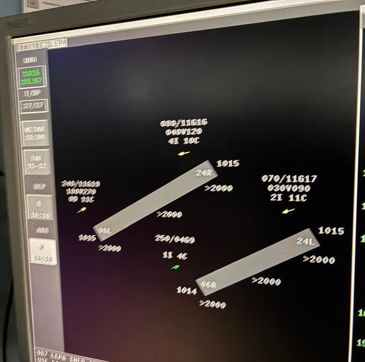 controladores's tweet photo. Viento de cola en las 4 cabeceras lo que obliga al tráfico a abandonar por final de pista. 
Como el tiempo de ocupación de pista es mayor, necesitamos más espacio entre llegadas consecutivas. Demoras por seguridad. 
#SafetyFirst https://t.co/GtaON5Alwu