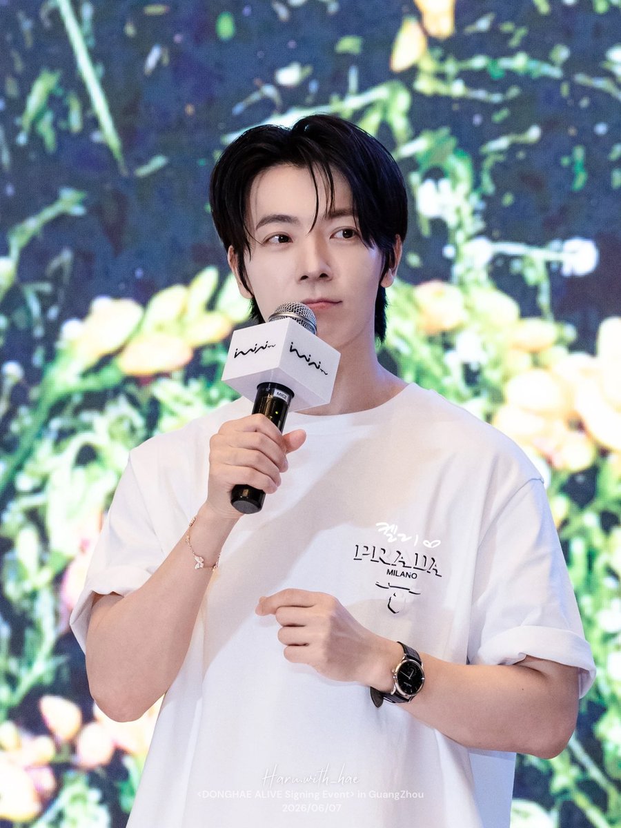lovehae_1015's tweet photo. 광저우 팬싸 동해 팔찌 나비 였던 거 방금 알앗어... 얇은 손목에 나비들 둘러싸인 거 앙이라고// 이게 동해코어야 https://t.co/ayj2UnkKHv