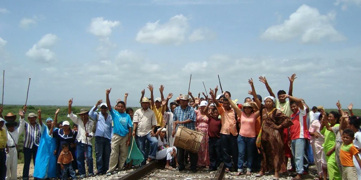 Caribe_Ob_DDHH's tweet photo. La reciente protesta contra @CerrejonCol paralizó por varios días su línea férrea en Albania, La Guajira 

Lejos de la victimización de la multinacional, replicada por los medios, una historia de despojo revivió: la destrucción del pueblo de Tabaco ⬇️

https://t.co/uVDH5qni7B https://t.co/us6EEFD9SS