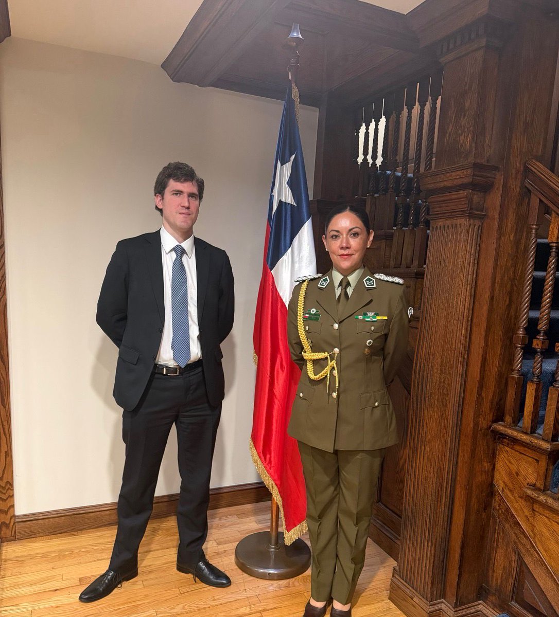 CarabInternac's tweet photo. #EEUU: La Coronel Jacqueline Jorquera, Agregada Policial, sostuvo una reunión de trabajo con el Cónsul de Chile en Washington, Francisco Montalva, abordando las coordinaciones institucionales, además de materias de seguridad y asistencia a ciudadanos chilenos en el exterior. https://t.co/kP0lTVpPjx