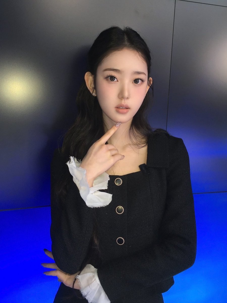 leexsol's tweet photo. ㅤㅤ(´｡• ᵕ •ᵜ•｡`) ♡ ୭‌ ·˚
Wearing this chic black look and feeling so elegant yet soft inside~ The little white ruffles keep dancing every time I move, and this cool blue light makes everything feel like a dreamy night scene. https://t.co/Djlkx4xOd2