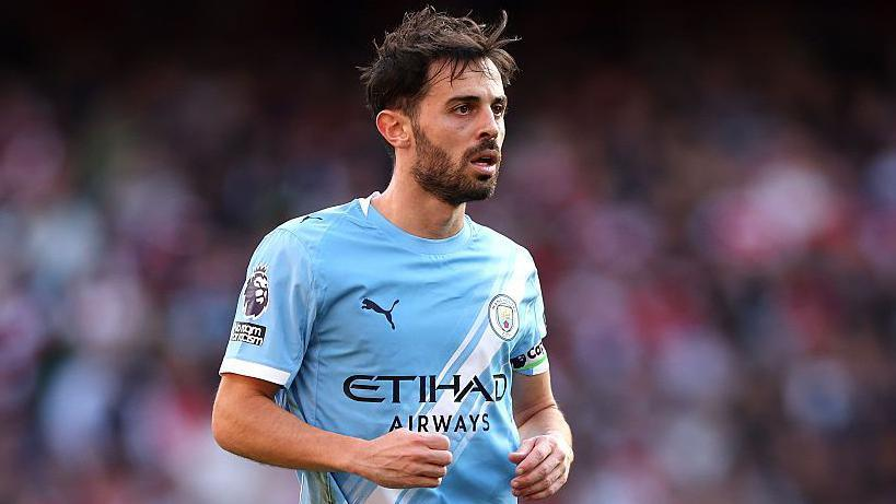 TouchlineX's tweet photo. 🚨 𝗝𝗨𝗦𝗧 𝗜𝗡: Barcelona are surprised with Bernardo Silva's statements. The deal for two seasons was agreed upon. 

For Hansi Flick however, he has never been a priority because he considers the midfield well covered.

— @alexpintanel https://t.co/2YECsG14OV