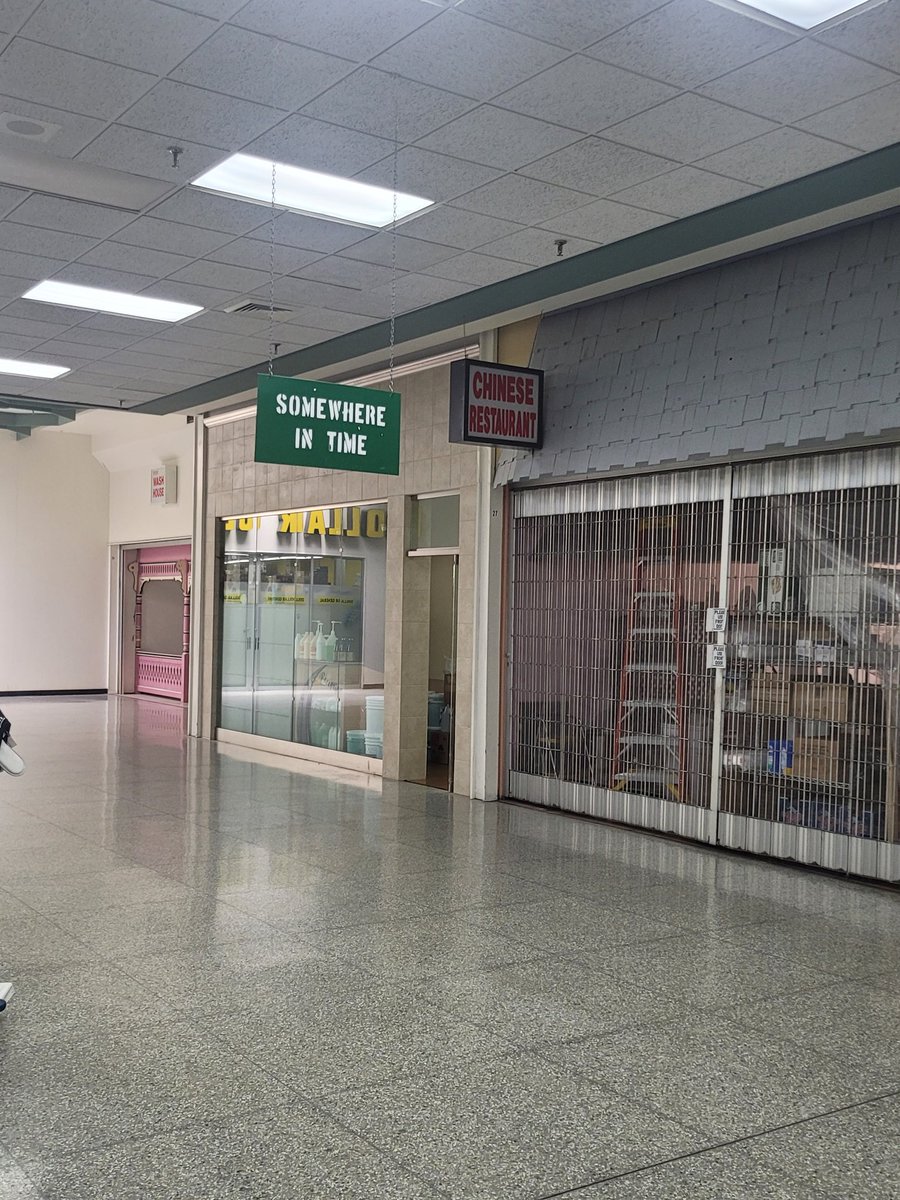 misswhynowhy's tweet photo. photo i just took 5 minutes ago at the mall i grew up in: https://t.co/wpbDqM67Qf