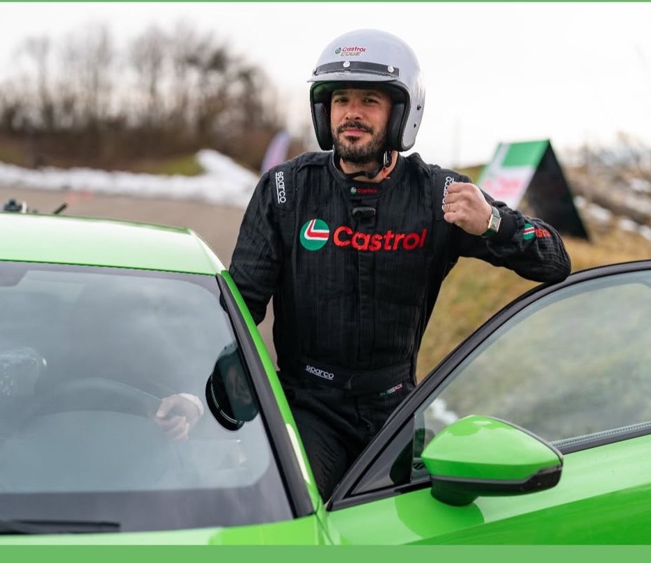 BrasilArduc's tweet photo. 📸| Barış Arduç na pista de corridas de carro,organizada pela Castrol na Suíça.

• #BarışArduç • https://t.co/SGcIoDKoJY