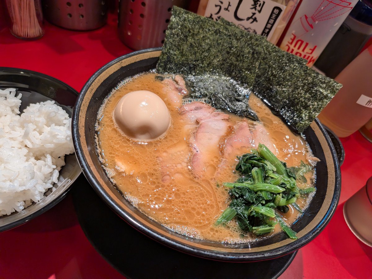 hirohiro3's tweet photo. 遅い夜ご飯は、家系ラーメンでエネルギー補給。美味しかったけど、少ししょっぱかった。
それから久しぶりのサウナ。
水風呂で騒ぐ若者が居たので1000年ぶりに注意しちゃった。
ワイ疲れて倒れそうで、ようやく心身を開放しにきたのに、うるさいのはマジ勘弁してくださいな。 https://t.co/hyvErzGIiU