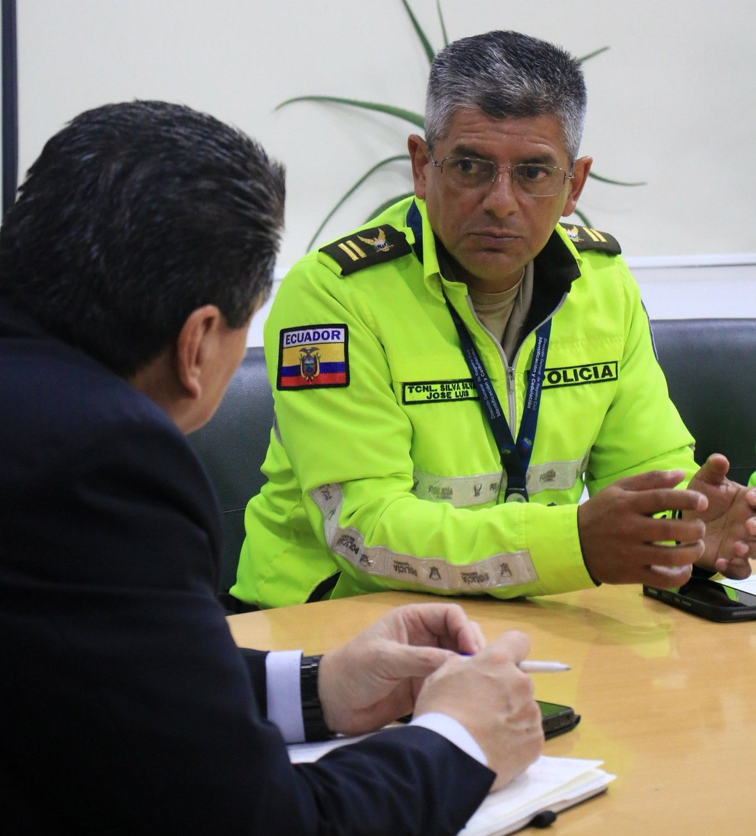 RegistroCivilec's tweet photo. 🛡️🤝 El director general, @OttnRivadeneira , sostuvo reunión con representantes de @PoliciaEcuador , a fin de articular acciones interinstitucionales conjuntas enfocadas sumar esfuerzos para fortalecer la seguridad ciudadana del país y el combate frontal a los tramitadores. https://t.co/IRkztbTFxA