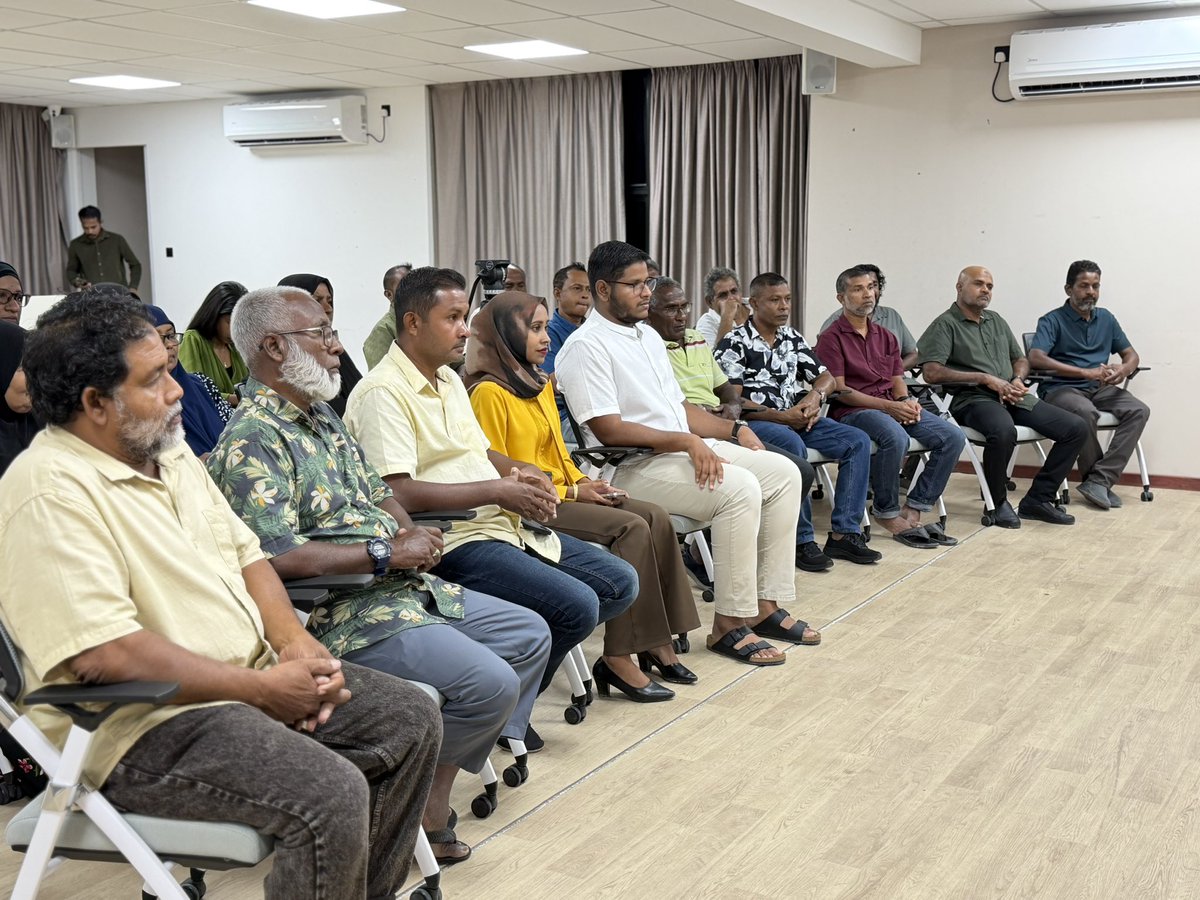 saathiu0717's tweet photo. ކުޅުދުއްފުށި ސިޓީ އިތުބާރު ކެމްޕެއިން ޓީމާއެކު މިރޭ ކުރިޔަށްދާ ބައްދަލުވުމުގެ ތެރެއިން 

އެމްޑީޕީގެ ޗެއަރޕާރސަންކަމަށް @MickailNaseem އަށް ވޯޓު ދެއްވާ!
3️⃣☑️
#VoteMeekail
#Ithubaaru
#Meekail4CP https://t.co/MxXc1n9fCd