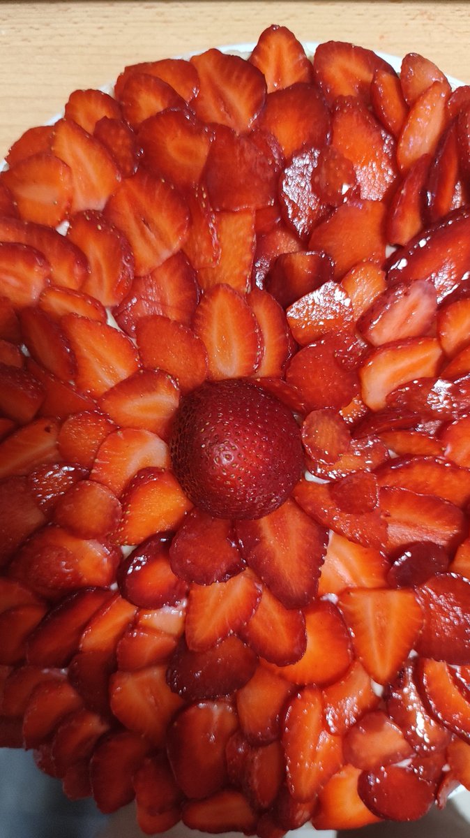 gfmurta's tweet photo. Finalmente dopo tutta la preparazione lo #Chef è riuscito nell'impresa finale.
Torta alle fragole 🍓 per il #compleanno di mia #sorella ❤️
per uno che non fa il #Pasticcere però credo di aver superato l'esame 😂
Voi che dite vi gusta 😋?
Fatemelo sapere nei commenti. https://t.co/YH9yqChm90