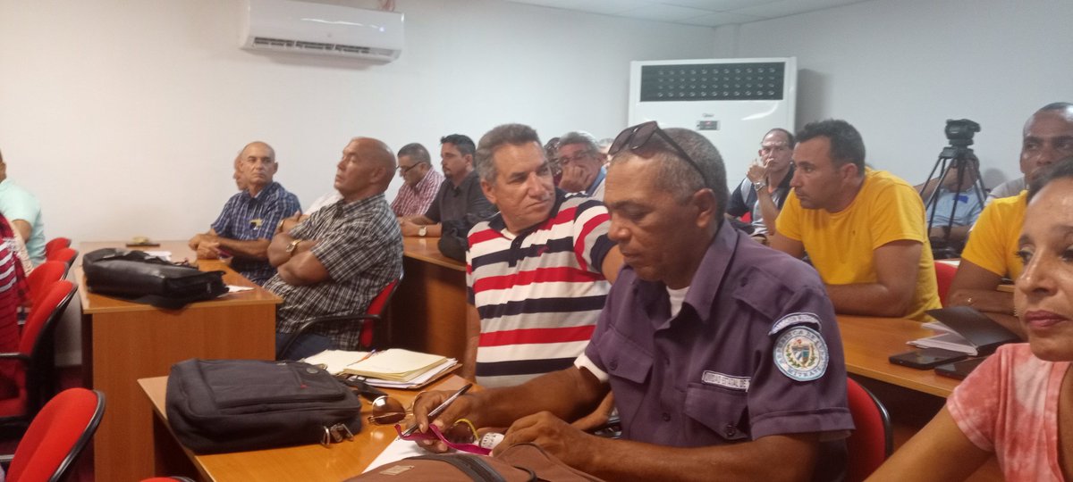 Yanixey78's tweet photo. Se evalúa en #CiegoDeAvila con el vice ministro del transporte nuevas acciones a realizar para transportar pasajeros. #CubaEstáFirme #1roDeEneroDeVictorias https://t.co/r4cTi97CfF