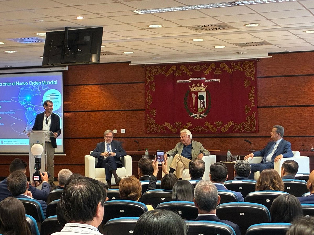 UAM_Madrid's tweet photo. 🌎 El expresidente del Gobierno Felipe González; el expresidente de la República Dominicana, @LeonelFernandez; y el periodista y escritor Juan Luis Cebrián han participado en un conversatorio enmarcado en el Máster en Gobernanza y Derechos Humanos @GobDddhUAM de la Facultad de @derecho_uam.

🎙️ En este debate, organizado por la Cátedra Jesús de Polanco y @FUNGLODE España, se ha abordado el papel de 'Iberoamérica ante el nuevo orden mundial'.

🔗 Más información: https://t.co/dde21qtr8t

#UAM #UniversidadAutónomadeMadrid #DerechoUAM #Iberoamérica #DerechosHumanos #Gobernanza