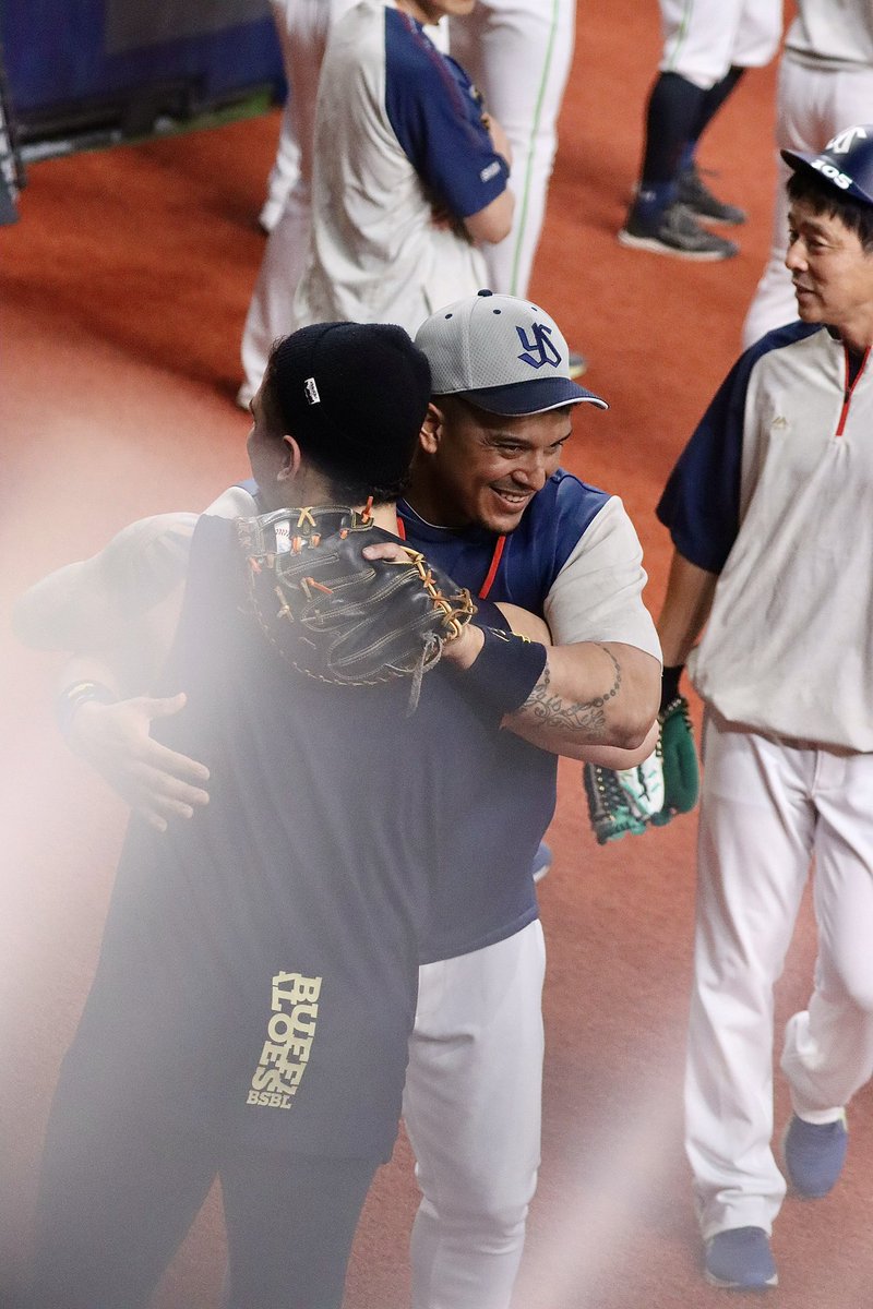 tommyphon's tweet photo. 試合前練習見学はご挨拶がいっぱい🤝
#岩田幸宏 #来田涼斗 #武岡龍世 #平沼翔太 #モンテル #オスナ #マチャド #東京ヤクルトスワローズ #オリックスバファローズ
📸20260609 京セラ https://t.co/nDlHSSgEb9