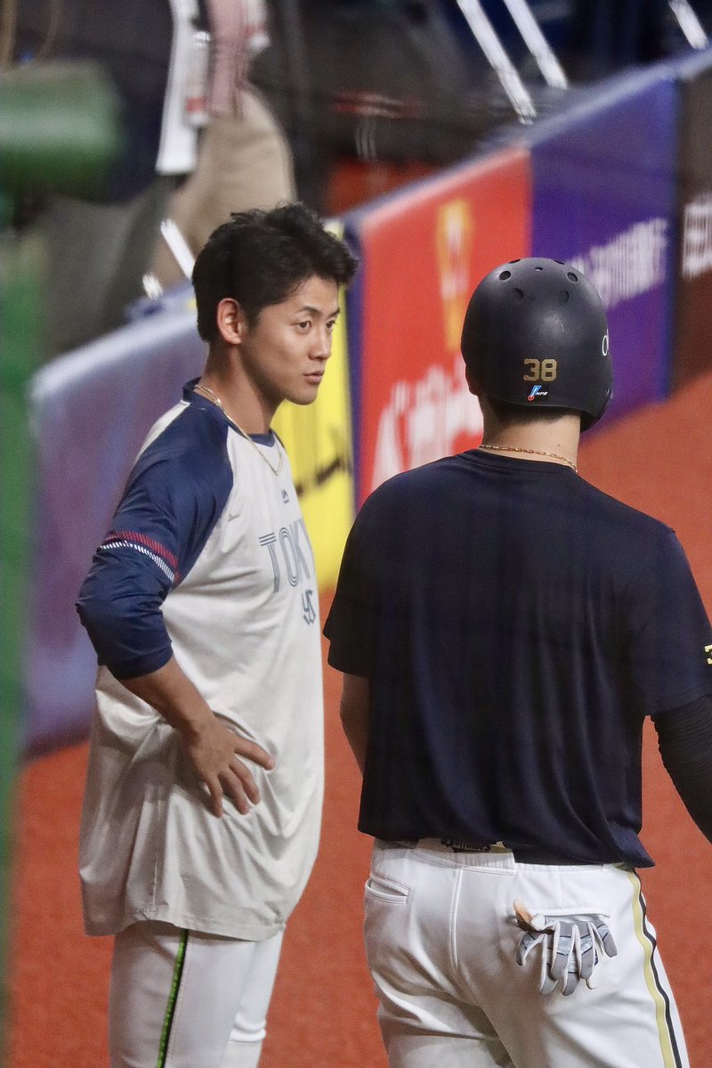 tommyphon's tweet photo. 試合前練習見学はご挨拶がいっぱい🤝
#岩田幸宏 #来田涼斗 #武岡龍世 #平沼翔太 #モンテル #オスナ #マチャド #東京ヤクルトスワローズ #オリックスバファローズ
📸20260609 京セラ https://t.co/nDlHSSgEb9