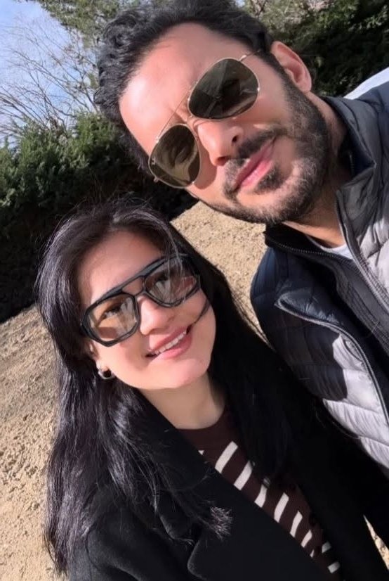 BrasilArduc's tweet photo. 📸| Barış Arduç e sua esposa Gupce Ozay com uma fã.

• #BarışArduç • https://t.co/m13HLkyBDF