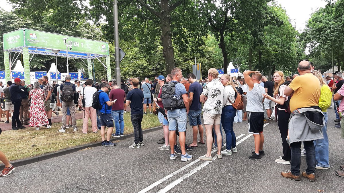 GaWandelen's tweet photo. De overdrachtsperiode voor de 108e editie van de #4Daagse #Nijmegen is gisteren afgesloten. 

3.915 deelnemers hebben hun startbewijs kunnen overdragen aan iemand op de wachtlijst. 

#4d26 #Vierdaagse #NijmeegseVierdaagse https://t.co/Ca9QnRzffb