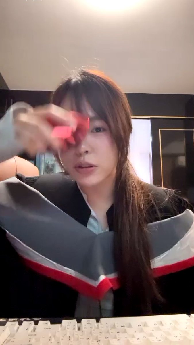 Kuroishi1003's tweet photo. 🐶Rekap Live Arlee BNK48 – 09 Juni 2026 🍋
#Rekap48TH #ArleeBNK48 #BNK48
Orig: https://t.co/OnOWzAiKvO
#iAM48Application
- Arlee ngebuka live dengan nyapa penonton dan ngeluh soal cuaca yang lagi panas banget. Dia lagi seneng banget karena akhirnya bisa pulang ke rumah, rasanya kayak udah sejuta tahun nggak pulang
- Matanya kelihatan agak bengkak gara-gara semalam makan kemalaman dan kebanyakan natrium. Sebenernya dia live cuma buat nemenin nunggu waktu makan, soalnya dia laper banget belum makan seharian
- Sebelum fans pada kabur, Arlee minta tolong dikasih saran soal kostum buat event 2-shot. Dia cerita baru aja nyewa baju toga kelulusan buat dipakai pas event nanti. Baju toga itu dia sewa dari toko baju milik temennya sendiri secara dadakan
- Arlee ngaku belum sempat nyoba atau foto pakai toga itu sama sekali. Jadi, fans yang datang di sesi pertama bakal jadi orang-orang pertama yang foto bareng dia pakai toga. Bahkan ibunya sendiri belum lihat dia foto pakai baju toga kelulusan itu
- Dia ngerasa momen ini spesial karena mikir nggak bakal pakai toga lagi buat event-event ke depannya. Kalau nunggu wisuda beneran buat dipakai di event 2-shot selanjutnya, waktunya masih bakal lama banget
- Di tengah-tengah live, dia ngemil yogurt yang rasanya enak banget, bukan makan protein
- AI assistance di ruang kerja mama nya tiba tiba ngomong jadi Arlee langsung nyuruh mute. Namanya Laser
- Selama libur di rumah, kerjaan Arlee cuma ngobrol sama kucingnya, main HP, dan chattingan sama ChatGPT. Arlee curhat soal kostum anjing yang dia beli dari "si oren". Kostum itu udah dipesen dari lama banget tapi baru sempat dia unboxing gara-gara sibuk parah. Pas dicoba, ternyata kostum anjingnya sama sekali nggak lucu dan malah kelihatan aneh
- Bentuk bajunya aneh, lebih mirip selimut yang dipasangi kuping, dan warnanya condong ke pink, bukan putih. Dia nanya pendapat fans, mending kostum anjing itu diganti aja apa nggak. Rencananya, kostum itu mau diganti pakai baju piyama hijau lengan panjang ditambah bando kuping anjing. Menurut Arlee, perpaduan piyama dan bando anjing bakal jauh lebih gemes dan nggak aneh
- Saking nggak sukanya sama kostum anjing yang dibeli, dia ngasih rating 2 dari 10. Arlee ngajak fans buat ikutan pakai piyama pas sesi 2-shot biar mereka bisa kembaran dan kelihatan kompak. Dia janji bakal bawa ekstra bando kuping anjing buat dipakai bareng fans kalau mereka bingung mau pakai apa
- Balik ngomongin toga, proses nyewa bajunya bener-bener sat-set berkat temen kuliah-nya. Setelah temennya oke, Arlee langsung nyuruh ojek online buat ngambil baju itu secepat kilat
- Selama di rumah, dia ngerasa agak kesepian dan kangen sama temen-temen member lain kayak Jew dan Luksorn. Ibunya Arlee ikutan nimbrung bilang kangen sama Jew dan pengen banget ketemu Luksorn
- Fans di kolom komentar pada nantangin Arlee buat nyoba pakai baju toga itu secara live. Awalnya Arlee bingung dan ragu karena sama sekali nggak ngerti cara makainya. Pas dicoba dipakai, dia malah ngerasa penampilannya mirip penyihir atau karakter di Harry Potter. Dia bener-bener kerepotan masang kerah dan pita aksesoris toganya
- Saking bingungnya, dia sampai ngecek buku panduan dan minta tolong ibunya buat ngasih tau cara pakainya
- Suara Arlee agak serak di live, tapi dia buru-buru nekenin kalau dia nggak lagi sakit. Dia cerita suaranya habis karena baru aja pulang nge-gym bareng adek cowoknya. Ini adalah momen pertama kalinya dia berhasil ngajak adeknya buat masuk tempat gym
- setelah diotak-atik dan dibantu, akhirnya baju toga itu lumayan kepasang dengan bener. Dia ngerasa cool banget pakai baju itu dan makin semangat nyuruh fans datang buat foto bareng
- Arlee ngasih kesimpulan jadwal kostum buat hari Sabtu: Sesi 1 pakai Toga kelulusan. Buat Sesi 2 hari Sabtu, dia bakal pakai Piyama gemes plus bando telinga anjing. Sesi terakhir di hari Sabtu bakal pakai kostum bertema Summer (musim panas). Buat jadwal hari Minggu, dia bakal pakai baju warna merah dan satu setelan dress
- Dia janji bakal upload foto-foto previewbajunya biar fans bisa nentuin mau datang ke sesi yang mana
- Arlee ngerespons candaan fans yang nyebut dia "sarjana gadungan", dia menegaskan kalau dia beneran udah lulus.
- Dia bersyukur banget dikelilingi orang baik, kayak temennya yang gercep banget minjemin toga. Arlee ngerasa dia nggak bakal bisa hidup lancar tanpa bantuan orang-orang di sekitarnya
- Buat fans yang belum beli tiket 2-shot, dia ngancem (sambil bercanda) bakal nangis 3 hari 3 malam. Dia ngebaca komen fans yang bilang kostum anjing lamanya kegedean, dan Arlee setuju banget. Mengingat dia udah lulus, sekarang statusnya jadi First Jobber yang lagi nganggur dan siap kerja. Dia buka lowongan kerjaan buat dirinya sendiri, kalau ada yang mau endorse atau ngasih job, langsung aja kontak BNK48
- Pas fans nanya soal ketertarikan di dunia akting, dia jawab semangat banget pengen coba. Saking pengennya berakting, dia rela disuruh akting jadi pohon, batu, atau tiang asalkan masuk frame. Tapi kalau disuruh milih, dia pengen banget meranin karakter yang sifatnya natural. Dia ngasih contoh karakter Anya dari Spy x Family karena lucunya alami dan nggak dipaksain. Sebagai pemula, dia pengen dapet peran yang karakternya nggak terlalu beda jauh sama kepribadian aslinya
- Arlee tiba-tiba nostalgia, kaget ngelihat pertumbuhan temen-temen dan member lain yang cepet banget gedenya
- Dia lalu ngubah topik jadi lebih serius, ngebahas soal kondisi emosional Gen 5. Tadi pagi, Arlee sempet curhat panjang lebar sama Jew soal komentar-komentar jahat netizen. Dia sedih dan ngerasa nggak nyaman banget baca komentar negatif yang nyerang member Gen 5
- Arlee pesen ke fans buat lebih dijaga ketikan dan omongannya di sosial media. Dia mau meluruskan kalau hubungan semua anak Gen 5 itu bener-bener baik-baik aja dan solid. Buat Arlee, kumpul bareng anak Gen 5 udah jadi safe zone yang bikin dia nyaman banget
- Saking sayangnya sama generasinya, dia sampe diem-diem donasi ke yayasan atas nama Gen 5 biar mereka dijauhkan dari masalah
- Arlee ngingetin, kalau emang ada memberyang nggak disuka, mending di-skip aja, nggak usah ngelontarin kata kasar. Nggak perlu saling ngejatuhin atau bawa-bawa member lain cuma buat muji oshi sendiri
- Dia ngucapin terima kasih sedalam-dalamnya buat semua fans yang selalu tulus dukung anak-anak Gen 5. Sempet ada rasa takut di hati Arlee kalau fans bakal bosen dan males datang karena akhir-akhir ini jadwal mereka padat banget
- Tapi ngelihat antusiasme fans yang tetep rame, Arlee ngerasa lega, seneng banget, dan akhirnya cao buat pergi makan