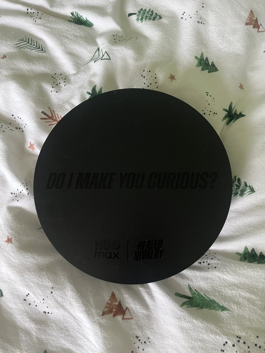 R0ZAN0VS's tweet photo. so i got a crazy gift delivered today 😭 i created this account simply because i fell in love with this story and never expected to gain anything from it, so this feels very surreal. thank you so so much @HBO 😭❤️ https://t.co/YiPQ9nGQhJ
