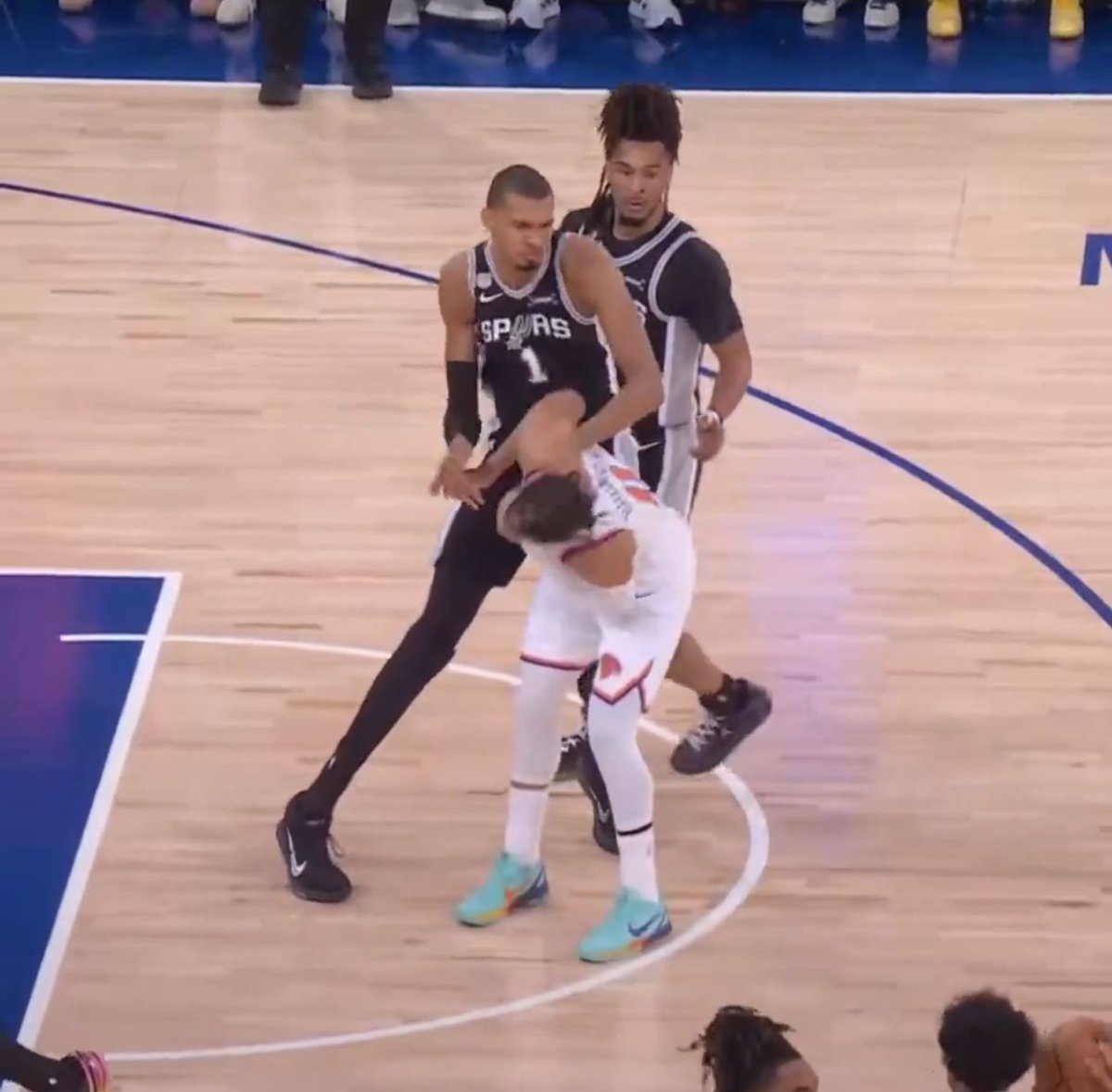Rick_ht879's tweet photo. @James_Schiano 3 flagrant in 2 games, none called. Do better @NBA https://t.co/PvJ5jnH7t7