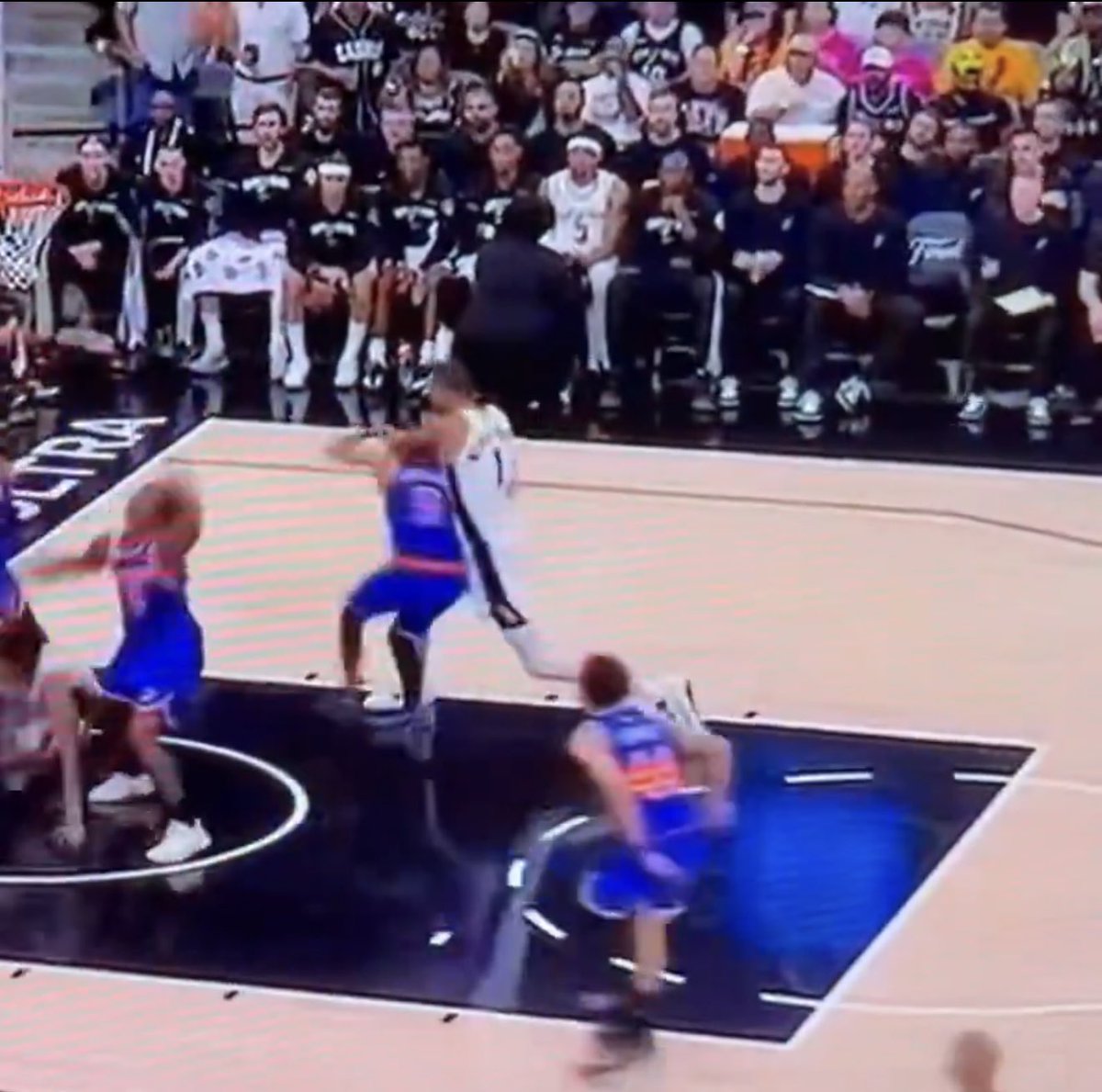 Rick_ht879's tweet photo. @James_Schiano 3 flagrant in 2 games, none called. Do better @NBA https://t.co/PvJ5jnH7t7