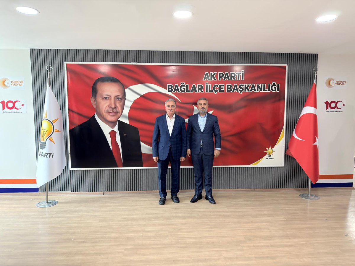 Mehmet_Arzu21's tweet photo. Yönetim Kurulu üyelerimizle birlikte AK Parti Bağlar İlçe Başkanımız Sayın Ferit Avcıkıran’a iade-i ziyarette bulunduk.

Nazik ev sahipliği ve samimi misafirperverliği için değerli başkanıma teşekkür ediyor, şahsında kıymetli yönetimine ve teşkilatına çalışmalarında başarılar diliyorum. Rabbim birlik ve beraberliğimizi daim eylesin.@Feritavcikiran @hakanaksu058 @AvukatErsanAksu