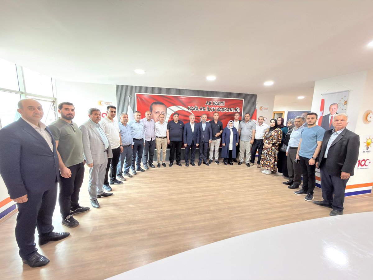Mehmet_Arzu21's tweet photo. Yönetim Kurulu üyelerimizle birlikte AK Parti Bağlar İlçe Başkanımız Sayın Ferit Avcıkıran’a iade-i ziyarette bulunduk.

Nazik ev sahipliği ve samimi misafirperverliği için değerli başkanıma teşekkür ediyor, şahsında kıymetli yönetimine ve teşkilatına çalışmalarında başarılar diliyorum. Rabbim birlik ve beraberliğimizi daim eylesin.@Feritavcikiran @hakanaksu058 @AvukatErsanAksu