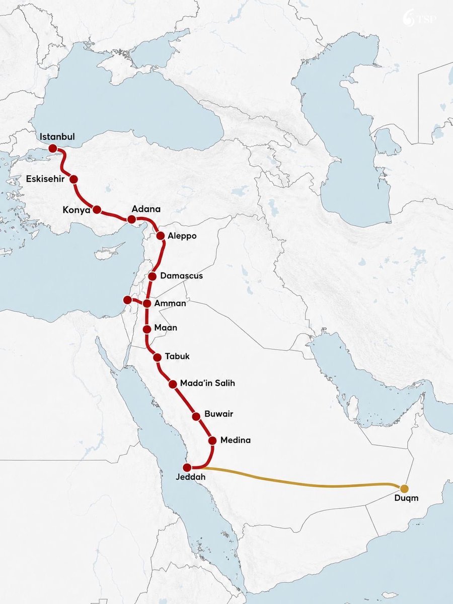 ogzhn_uyg's tweet photo. The Saudi Post:

Suudi Arabistan ve Türkiye, Körfez'i Levant ve Türkiye ile bağlayacak modern Hicaz Demiryolu projesini yeniden canlandırmak için bir mutabakat zaptı imzaladı. 

Bu proje,Umman ve Hint Okyanusu'na doğru uzanan, bölgesel bağlantıyı güçlendiren ve Hürmüz Boğazı'nı bypass eden stratejik bir ticaret yolu sağlayan bir vizyonun parçasıdır.
