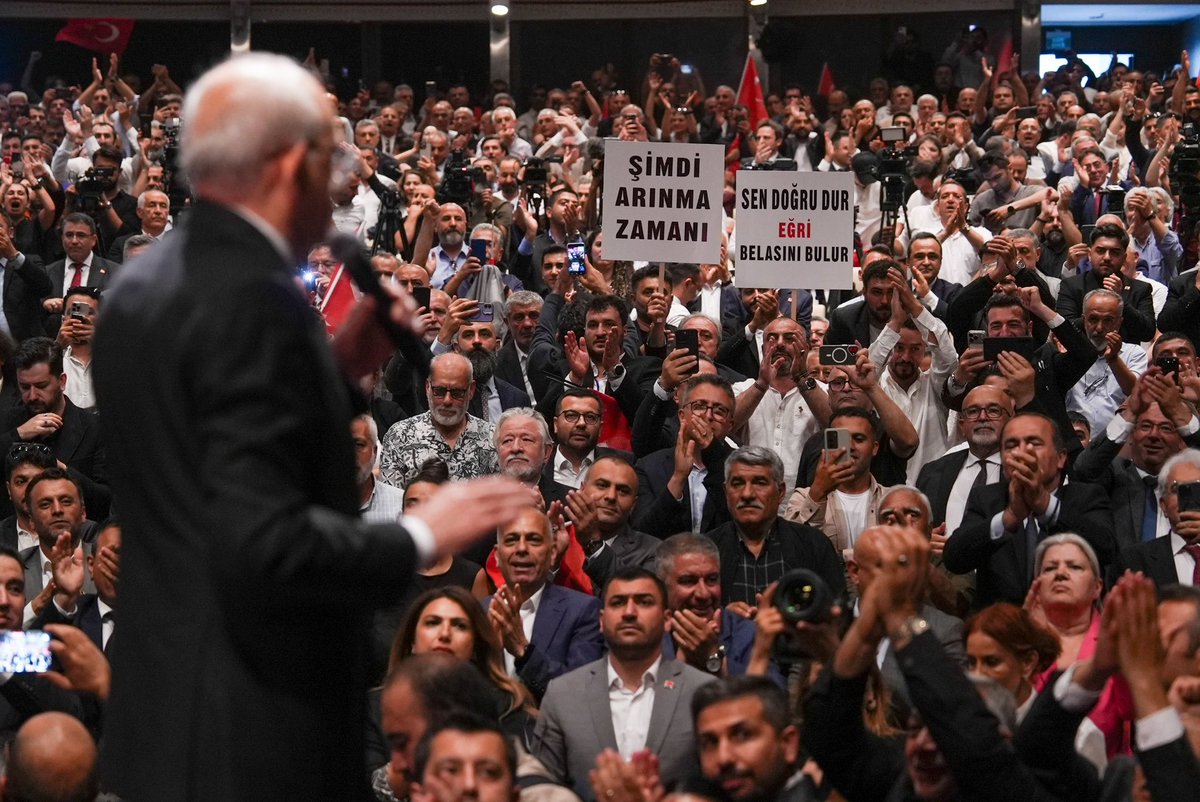muslimsarichp's tweet photo. Cumhuriyet Halk Partisi; hesap vermekten korkanların değil, halk adına hesap soranların partisidir.

Genel Başkanımız Sayın Kemal Kılıçdaroğlu'nun da ifade ettiği gibi; hesap vermek onurlu bir görevdir.

Partimizin ahlaki üstünlüğünü zedeleyenlere, iradesini kişisel çıkarlara teslim edenlere ve Cumhuriyet Halk Partisi'ni tartışmaların odağına çekmeye çalışanlara karşı mücadelemizi kararlılıkla sürdüreceğiz.

CHP'nin pusulası bellidir:
Temiz siyaset, demokratik mücadele ve halkın çıkarları.

Bu mücadeleden geri adım atmayacağız. #Arınacağız @kilicdarogluk @herkesicinCHP