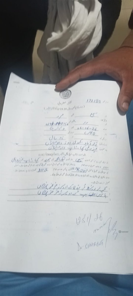 Aadiiroy2's tweet photo. یہ بچہ سمیع اللہ تھانہ ویسٹریج راولپنڈی کی حدود میں رات کو دکان بند کرکے اپنے گھر جارہا تھا،راستے میں کچھ لوگوں کی لڑائی ہورہی تھی اور اُس میں سے ایک گروپ نے اس کو دوسرے گروپ کا لڑکا سمجھ کر چاقو کے دو وار کرکے زخمی کردیا اور بیہوشی کی حالت میں اسے ہسپتال لےجایا گیا،جس نے اس کو مارا پولیس نے اُس کے تحقیقات کی تو اس لڑکے کا بیان جو پولیس کے ریکارڈ میں ہے کے میں نے نشہ آور گولیاں کھائی تھی مجھے نہیں پتہ لگا کے یہ کون ہے اور میں نے چاقو چلادیا،
اب اس بچے کی میڈیکل رپورٹ بھی بن گئی ہے لیکن ویسٹریج پولیس والے بجائے FIR کے اس بچے کی فیملی کو کہہ رہی ہے کے آپ کی کاروائی نہیں بنتی آپ گھر جائیں،
پنجاب پولیس کا یہ حال ہے خدارا کسی پر تو رحم کردیا کریں ایک بچہ اتنا زخمی ہے اور آپ اس کی FIR نہیں کاٹ رہے غریب کہاں جائے؟
@RwpPolice @CMComplaintCell