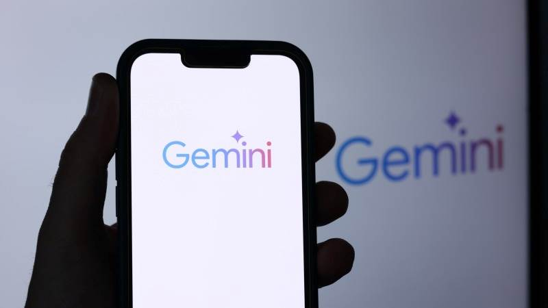 beehaber's tweet photo. Google, anlık sesli çeviride çığır açtı:

🔹 Gemini 3.5 Live Translate bugün kullanıma açıldı.

🔹 Model, konuşmayı 70’ten fazla dilde çevirebiliyor.

🔹 Çeviri, konuşmacının tonunu ve ritmini korumaya çalışıyor.

🔹 Sistem, cümle bitmesini beklemeden çeviri üretiyor.

🔹 Sesli çeviri, konuşmacının birkaç saniye gerisinden geliyor.

🔹 Geliştiriciler modeli Gemini Live API ile deneyebilecek.

🔹 Google Meet’te özel ön izleme bu ay başlayacak.

🔹 Google Translate uygulamasına Android ve iOS’ta geliyor.

🔹 Android’de yeni dinleme modu da kullanıma çıkıyor.

🔹 Telefonu kulağa götürünce çeviri ahizeden duyulacak.