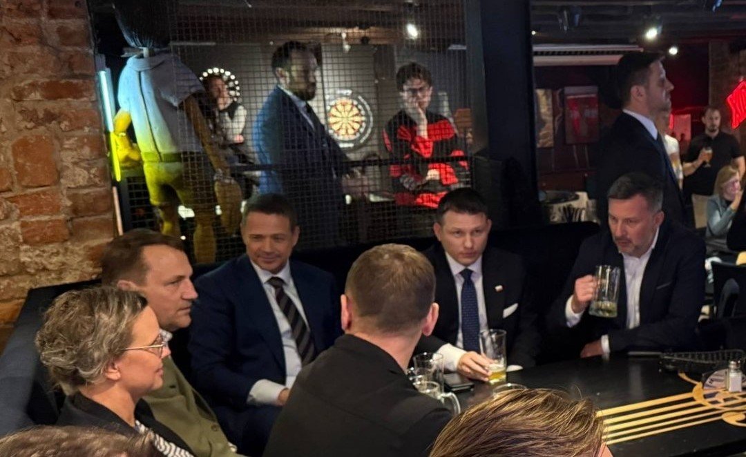 Charlie1__'s tweet photo. @SlawomirMentzen Chlop ktory nie poparl Nawrockiego nawet przy olbrzymim ryzyku oddania Tuskowi pelni wladzy i podajacy piwo Nitrasowi tydzien przed druga tura cos mowi do Czarnka.. ty serio myslisz ze ludzie nie przejrza na oczy czym jest ten twoj projekt? https://t.co/0c9oezWrQ6