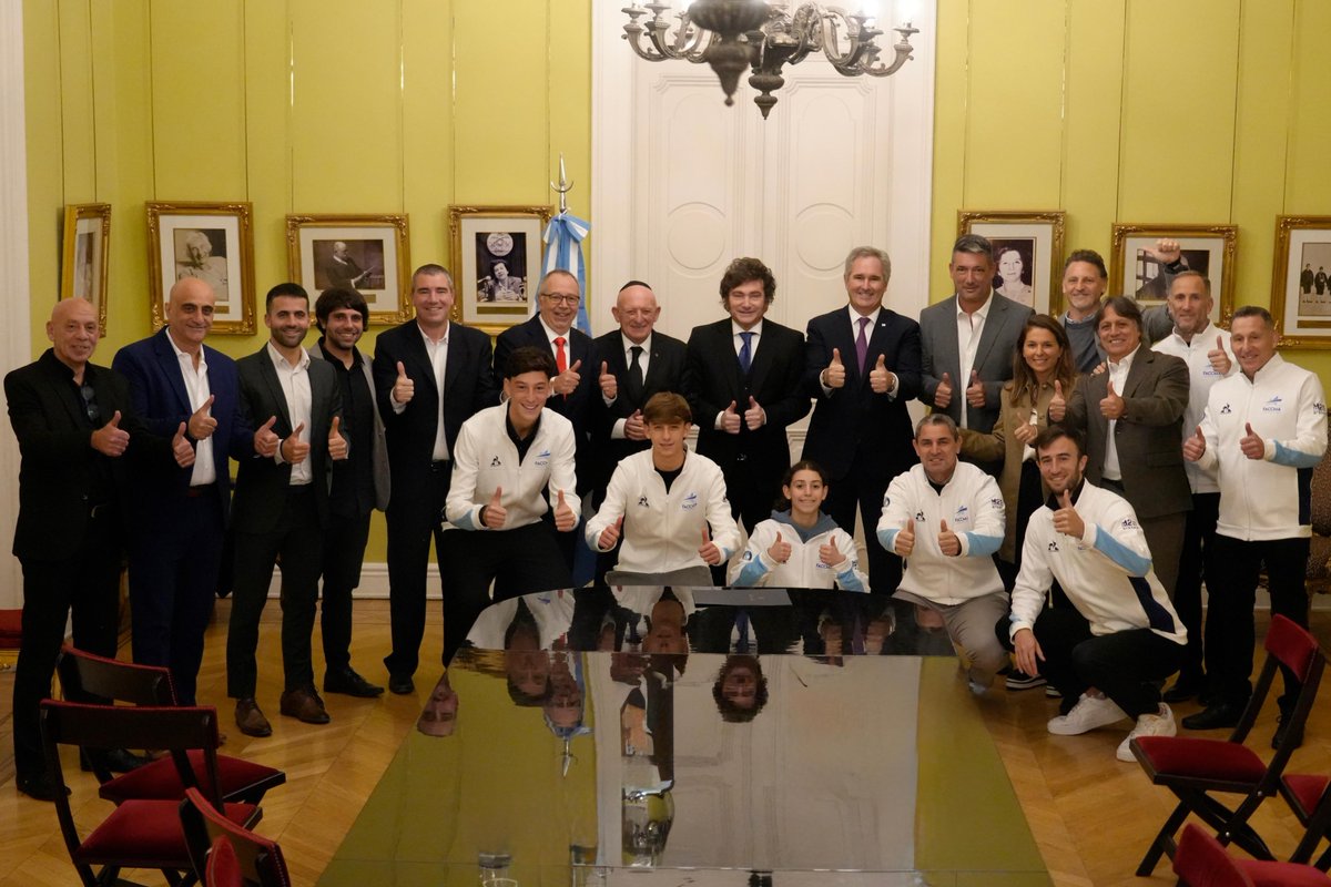 OPRArgentina's tweet photo. El Presidente Javier Milei, junto al Canciller Pablo Quirno, mantuvo este mediodía un encuentro en Casa Rosada con representantes de la delegación argentina integrada en total por 700 deportistas que participarán de los Juegos Macabeos Mundiales 2026, que se desarrollarán en el Estado de Israel entre el 30 de junio y el 14 de julio.