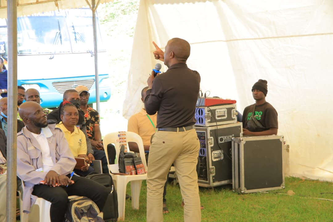 YouthBuganda's tweet photo. Oweek. Robert Serwanga Ssaalongo, the Minister of Youth, Sports and the Arts, today facilitated a session for farmers at the CBS PEWOSA Trade Show at Lubiri, where participants explored the vast marketing opportunities within the poultry industry.@robert_serwanga @Buganda_Youths https://t.co/9iH5iEhTkc