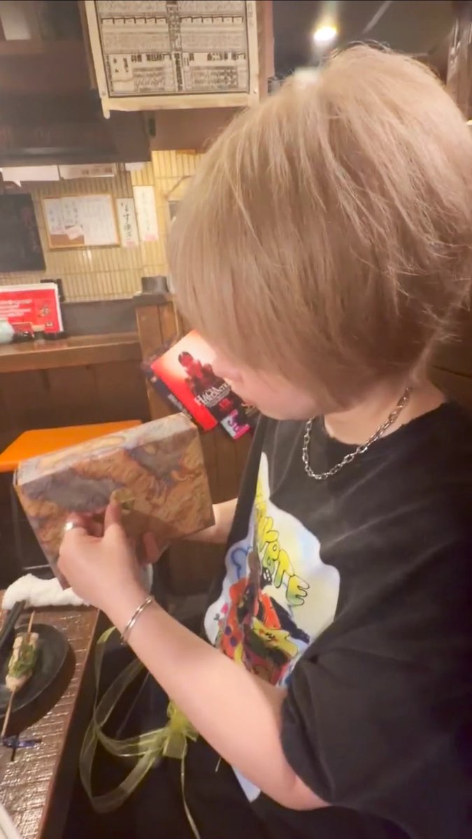 AimYa0's tweet photo. これは誕生日プレゼントをわしゃわしゃと開封するあいみやです、お祝いたくさんでうれしかった、また明日から頑張って生きる https://t.co/uqAOndTJ2o