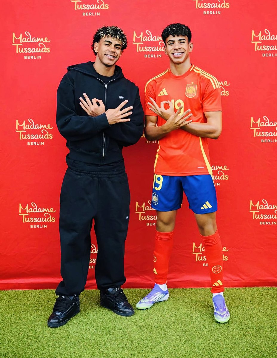 aiscoreofficial's tweet photo. 🚨 Lamine Yamal meets his new statue which is on display at Madame Tussauds in Berlin. ✨ https://t.co/HwiKKwWSvQ