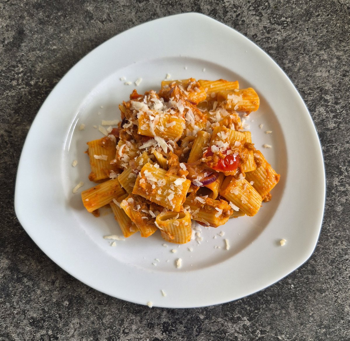 Sonnenblitz2's tweet photo. Hallo Ihr Lieben. Da ich keine Zeit zum Einkaufen hatte , gab es Rigatoni in einer Tomaten-Thunfischsauce. Das sind Zutaten,  die ich immer im Haus habe. Ein einfaches, schnelles und sehr leckeres Pastagericht. 

#pastalover #pasta #thunfischsalat #rigatoni #foodpgotography https://t.co/vzTk6qthC2