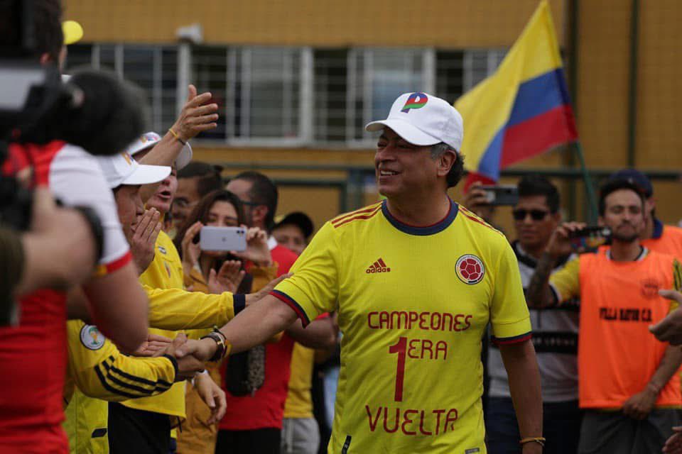walvinhellboy's tweet photo. @PS1COPOLITICO Bueno para unos pero malo para los otros… o como es? Aquí nadie lloraba por una camiseta mientras la guerrilla seguía matando gente… no sea hipócrita viejo https://t.co/CpS4hEAZr3