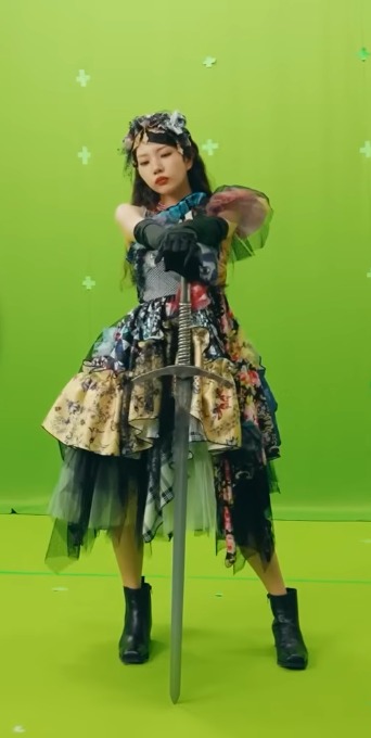 isabellap4ndora's tweet photo. Now its time for my medieval sword nerd side 👆🤓

The sword Miu used is a european two-handed longsword. It typically weighed around 1.5 kg and measured about 125–140 cm in total length, with roughly 100 cm of blade. Since Miu is about 170 cm tall, the proportions look right. https://t.co/pn9gRrXUfE