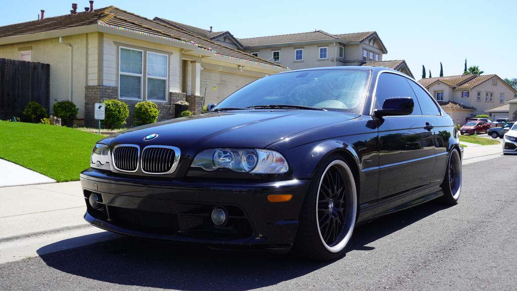 Raylly4's tweet photo. @hu_tao_oujyou あ、そうそう、これが私の車です！見えにくいかもしれませんが、胡桃（フータオ）の「往生堂」の芳香剤をぶら下げてるんですよ😊 https://t.co/rSnCjUw27S