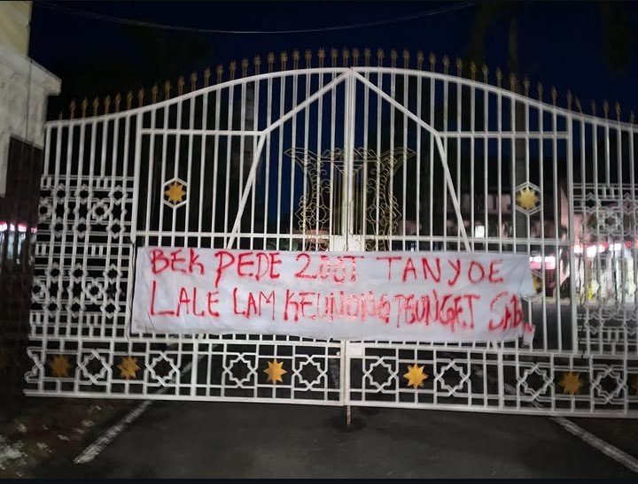indepenSumatera's tweet photo. RAKYAT ACEH MELAWAN PENGHANCUR HUTAN 

Beutong Ateuh Banggalang, Nagan Raya, Aceh. Berdosa jika kita artikan hanya sebagai titik koordinat di atas selembar peta. 

Beutong Ateuh adalah manifestasi hidup dari sebuah benteng ekologi terakhir, sebuah lanskap wilayah adat yang disucikan oleh darah sejarah perlawanan endatu geutanyoe yang tak pernah putus mulai dari era meriam kolonial, trauma sejarah kelam konflik, hingga hari ini.

Beutong Ateuh adalah sebuah medan pertempuran kelas yang nyata dan terpampang sangat telanjang.