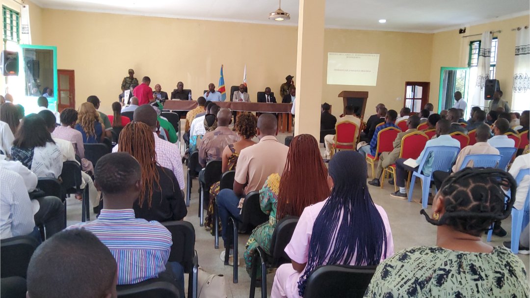 SpAfcM23's tweet photo. AFC/M23, BUKAVU : Les cadres du mouvement formés pour devenir les premiers ambassadeurs de la lutte contre Ebola.
« Vous êtes les champions de la mobilisation », Déclare @BenMbonimpa Secrétaire Permanent et Chef de l'Exécutif du mouvement. ⬇️
https://t.co/TcFhAX6H7D https://t.co/lEpKkBySwn