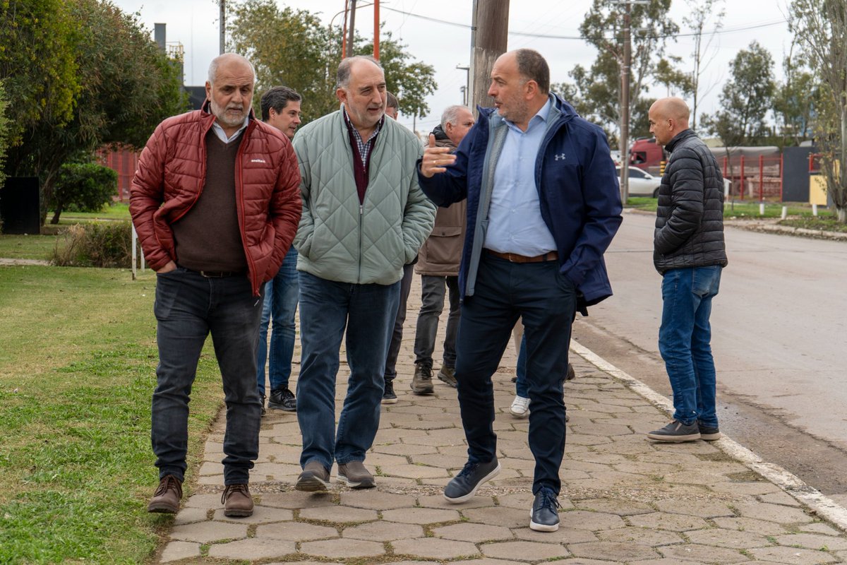 pablogarate's tweet photo. Recorrimos el Parque Industrial de #BahíaBlanca junto a su equipo de trabajo. Intercambiamos experiencias, conocimos proyectos y analizamos herramientas que pueden ayudar a seguir fortaleciendo nuestro Parque Industrial. 

Creemos en el trabajo conjunto, en el desarrollo productivo y en una región que crezca a partir de la producción, la industria y la generación de empleo.