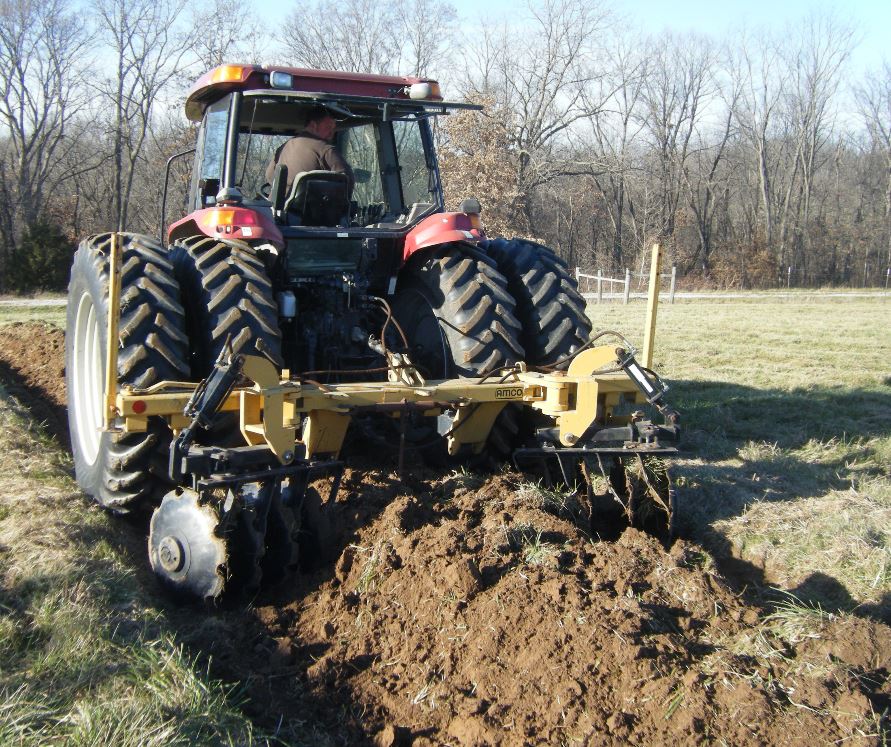 amco_mfg's tweet photo. Did you know our Hydraulic Levee Plows feature on-the-go gang tilt adjustments that you control from the tractor seat? Learn about all the features that save you time and fuel: https://t.co/DQSTAy0zyl #amcomfg #toughtillagetools https://t.co/7ptpSPpkxR