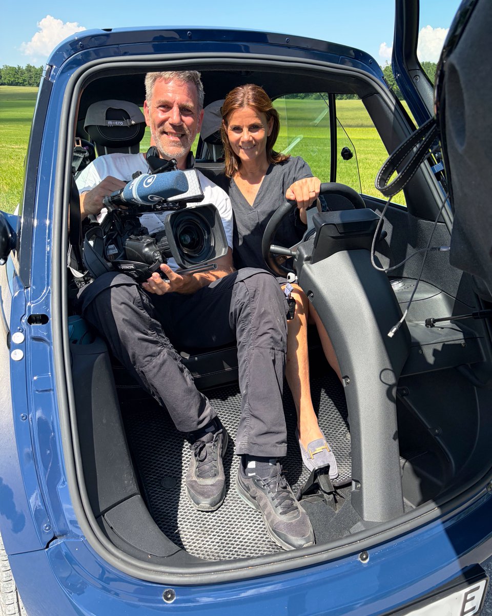 hochblau's tweet photo. Unsere hochblau-Autoren Aloisia und Wolfgang Streicher sind morgen bei „Kaffee oder Tee“ im SWR Fernsehen zu sehen. Thema: ihr Weg als e-Pioniere, Elektromobilität im Alltag – und der Microlino.
📅 10.06.2026
🕓 ab 16.05 Uhr
⏰ Beitrag voraussichtlich gegen 17.40 Uhr
https://t.co/JC5CkgCS4B
Fotos: Aloisia und Wolfgang Streicher